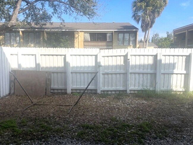 Building Photo - Spacious 3BR/2BA Condo Near Siesta Key Beach – Amenities Included!