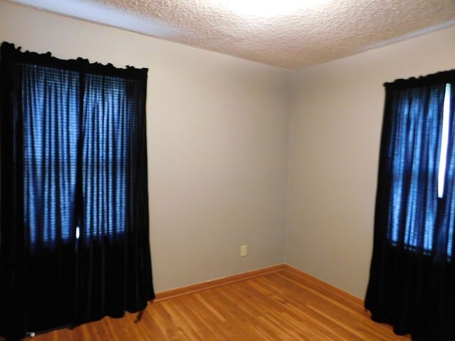 Building Photo - 2-bedroom, 1-bathroom home located in the ...