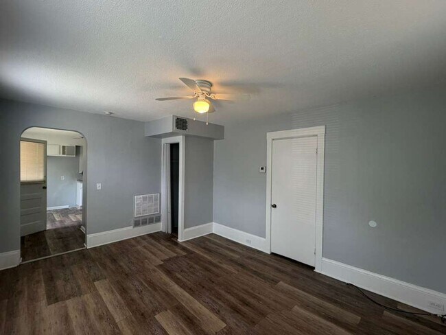 Building Photo - 3130 W 33rd St