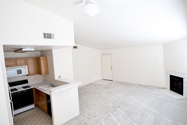 Building Photo - Summerlin area upper condo/vaulted ceilings/light and bright