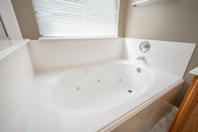 Building Photo - 17219 Lilac Vale Ct