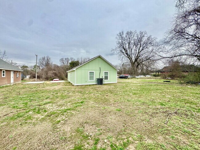 Building Photo - 581 Gilleas Rd