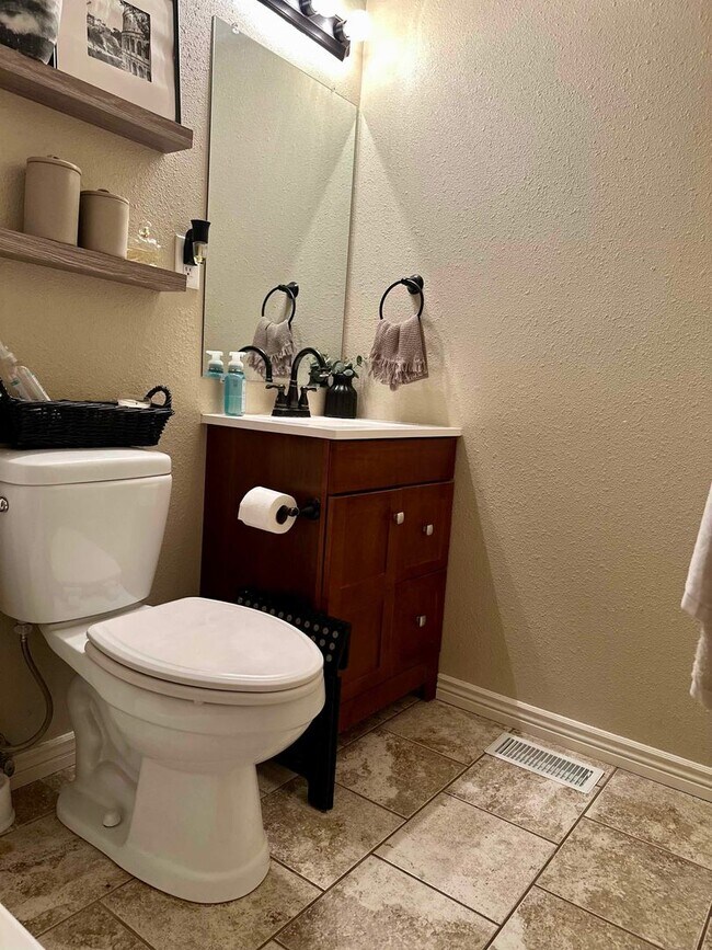 Building Photo - Charming 4 Bedroom Home w/ A/C in Security