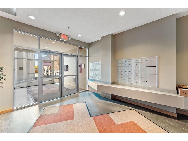 Building Photo - 2650 University Ave W