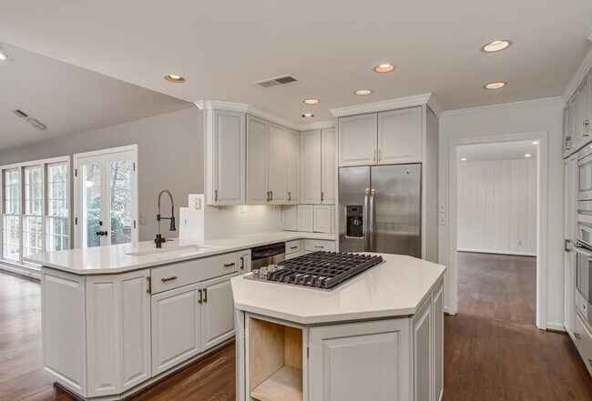 Building Photo - 4601 Club Cir NE