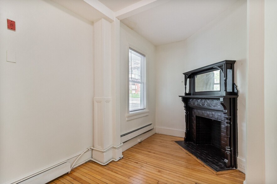 Building Photo - 169 Waterman St