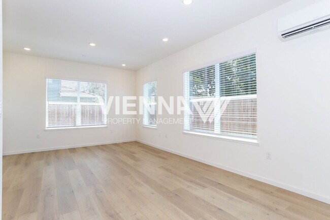 Building Photo - 8090 Quiet Knolls Dr