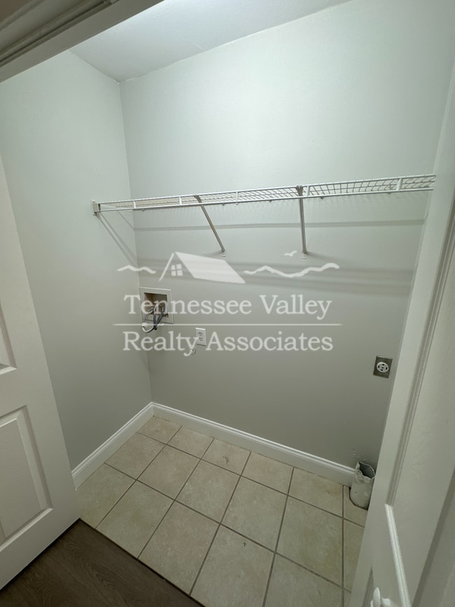 Building Photo - ALL NEW! Renovated, Move In Ready 1 bed/1 ...