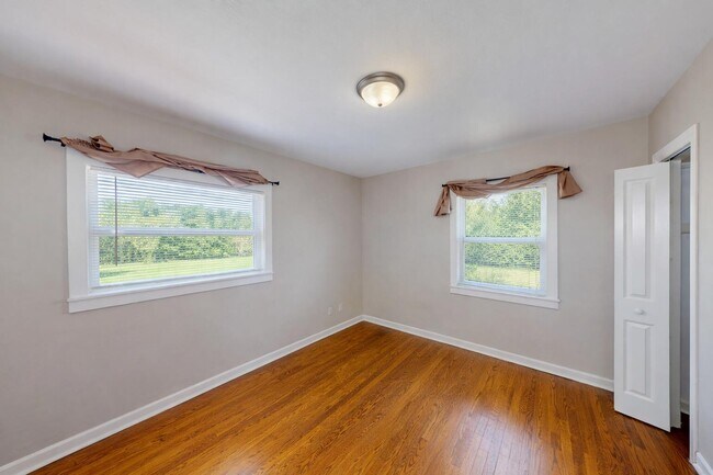 Building Photo - 509 6th Ave N