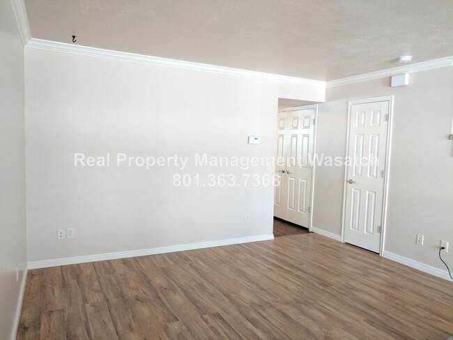 Building Photo - Pet Friendly 2 Bed 1.5 Bath Condo in Midvale