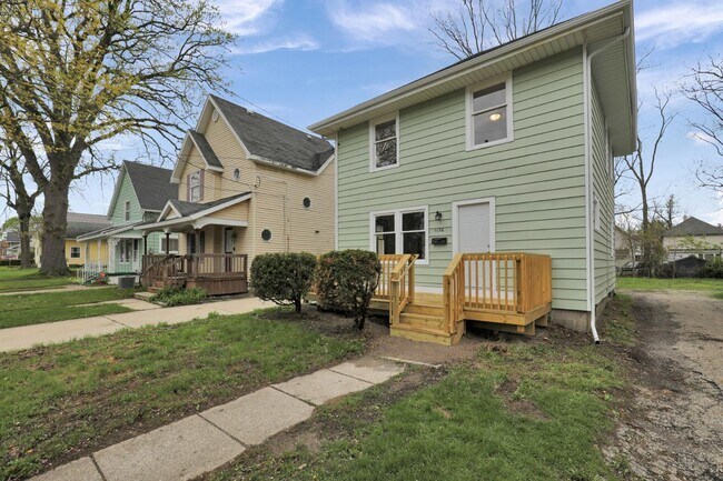 Building Photo - 1136 W Allegan St