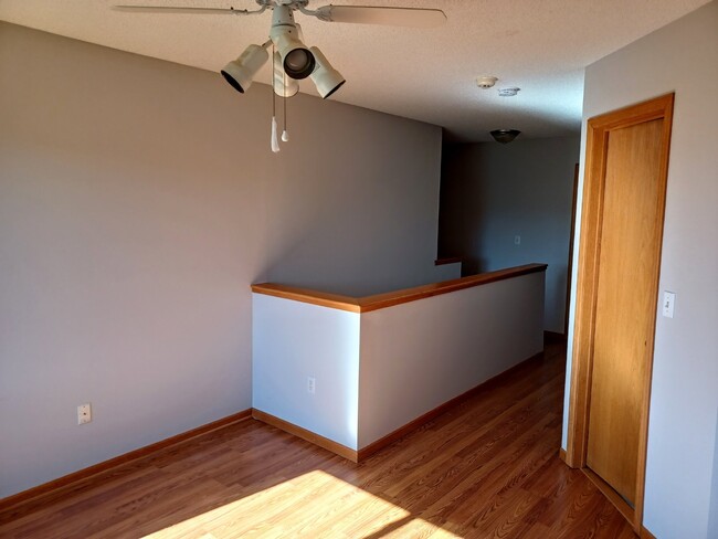 Building Photo - 2 Bedroom 2 Bath End Unit Townhouse - Shak...