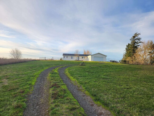 Building Photo - 3 bed 2 bath 2 car garage w/ great views i...