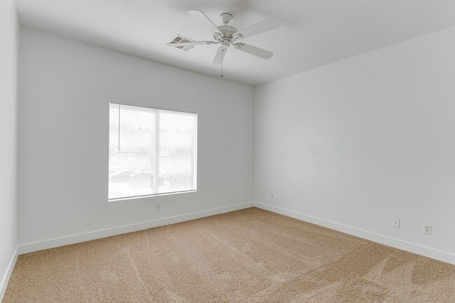Building Photo - Exceptional 2 Bedroom in Desirable Location & Stunning Amenities