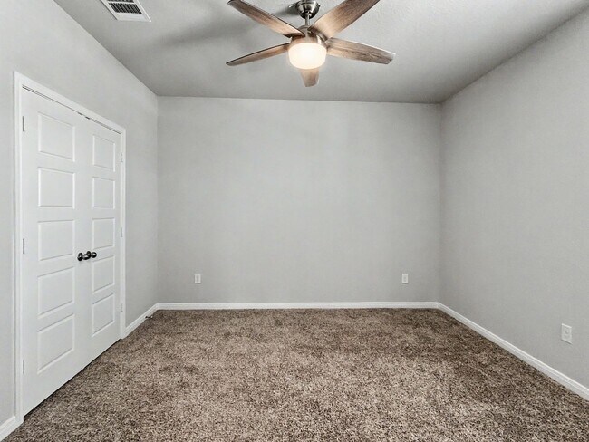 Building Photo - Modern New Braunfels Home with Flexible Upstairs Living Spaces