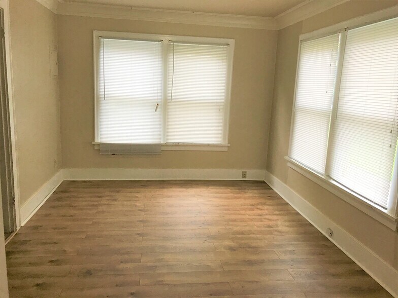 Building Photo - 4200 Pasadena Pl NE