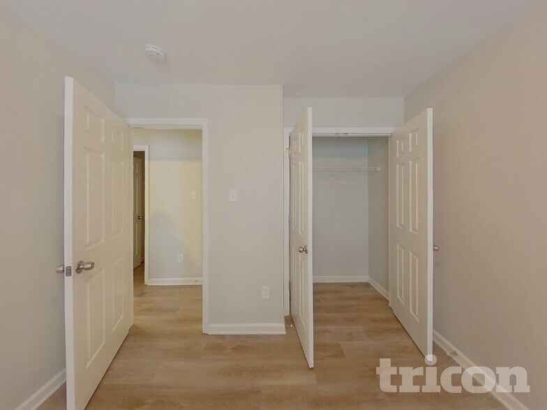 Building Photo - 1585 Kingston Dr