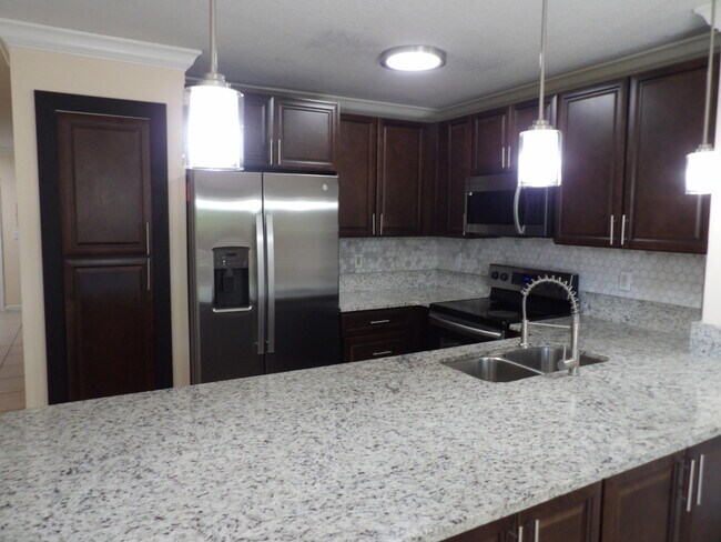 Building Photo - 996 Summit Lake Dr