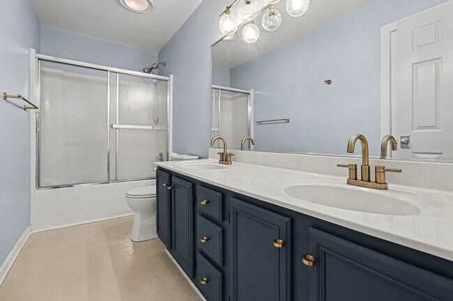 Building Photo - Large 4 Bedroom/2.5 Bathroom Home in Bon Air ***Available Early/Mid April***