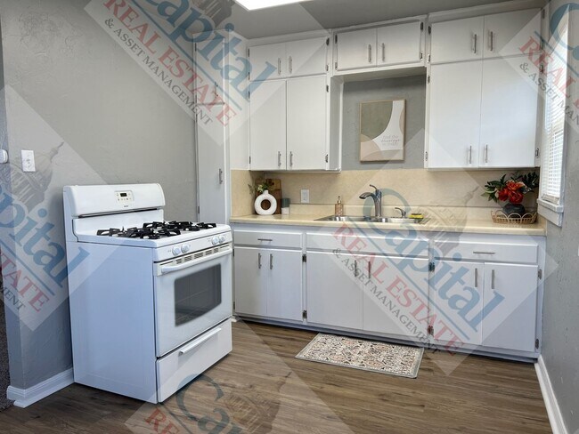 Building Photo - Cozy 2 Bedroom