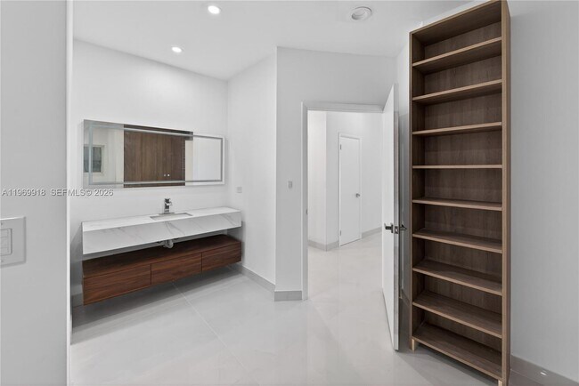 Building Photo - 1101 S Shore Dr