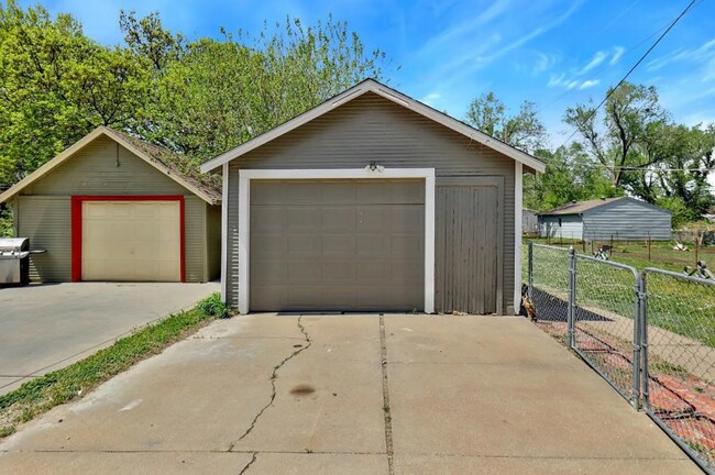 Building Photo - Cute 2 bedroom house near in a great neighborhood, close to shopping, restaurants, and easy highw...