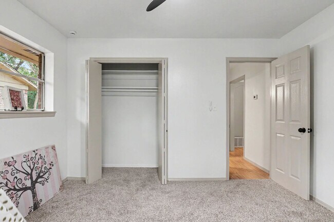 Building Photo - Adorable in Central Edmond