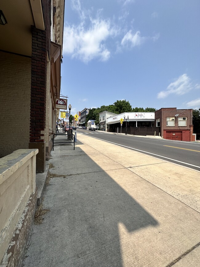 Building Photo - 113 E Main St