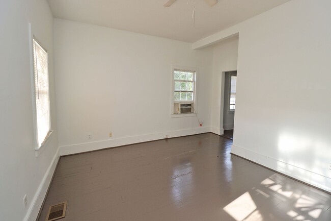 Building Photo - 2 Bedroom, 1 Bathroom Duplex in Downtown C...