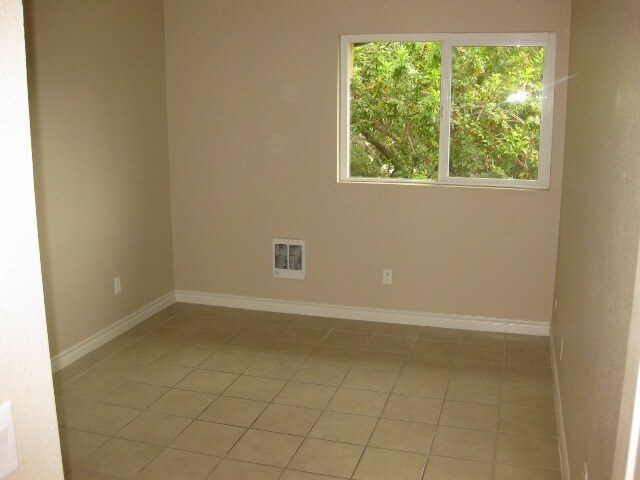 Building Photo - 1845 Bayview Heights Dr