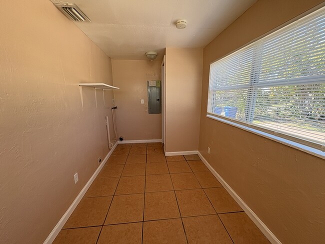 Building Photo - Charming 2-Bedroom Home in St. Petersburg'...