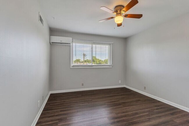 Building Photo - 2 Bedroom Unit was recently renovated.  Live walking distance from the downtown square or steps f...