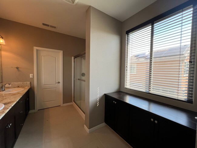 Building Photo - 3 bedroom, 2 1/2 bathroom home located in ...