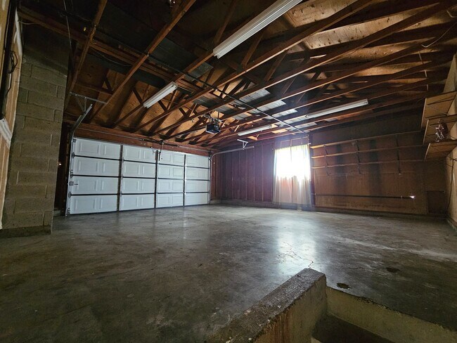 Building Photo - $2,700 – Spacious 4 Bed / 2 Bath Home in S...
