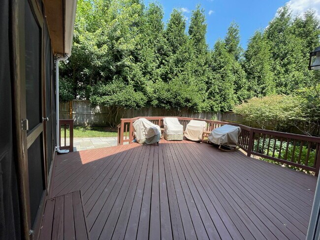 Building Photo - A Perfect Blend of Comfort and Convenience