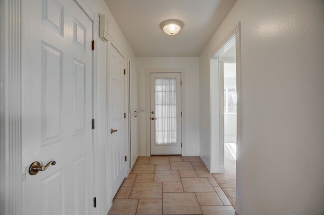 Building Photo - Extra spacious 3 bed 2 bath home in Kingsw...