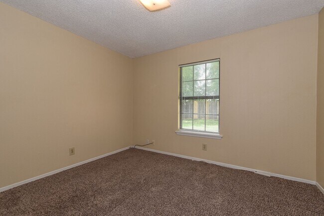 Building Photo - 3910 Peperport Dr