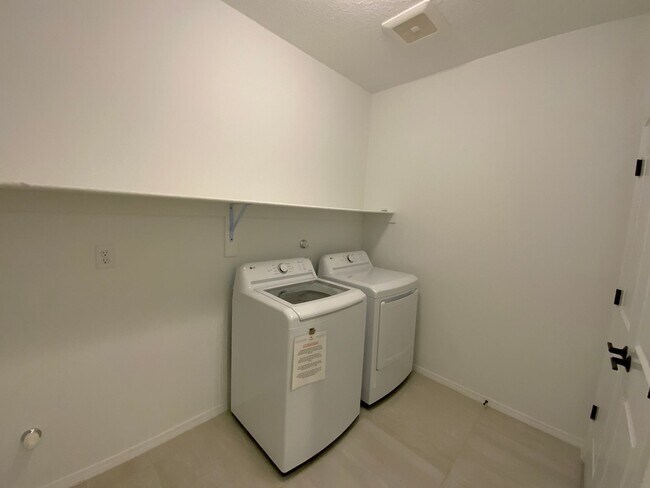 Building Photo - 3 Bedroom Single Story New Build in Mesa Del Sol Near Netflix Studios!