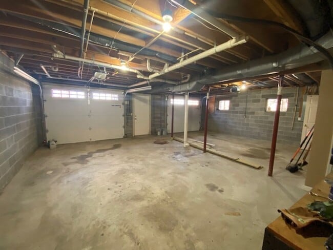 Building Photo - 4 bedroom 3.5 bath house