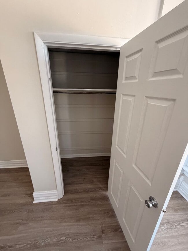 Building Photo - COMPLETELY UPDATED!! 2 bed/1 bath Close to Wexner Medical Center!