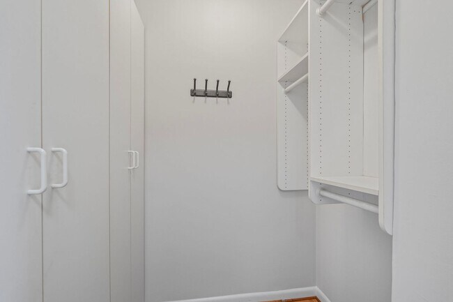 Building Photo - HUGE Apartment Across from Grosvenor Metro...