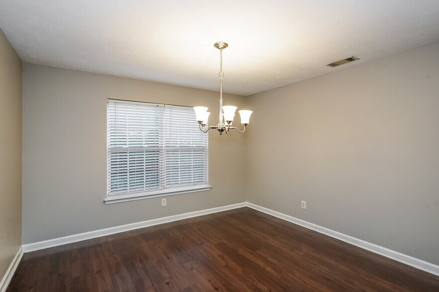Building Photo - 712 Holland Ridge Dr
