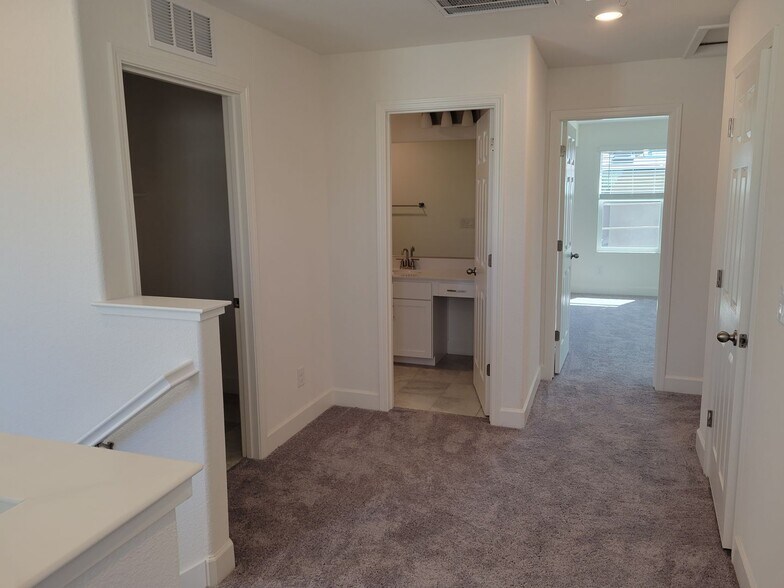 Building Photo - House:  3 Bedroom / 2.5 Bathroom - Rocklin