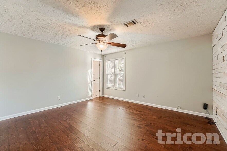 Building Photo - 414 River Point Dr