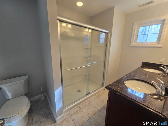 Building Photo - 6 Oak Branch Dr