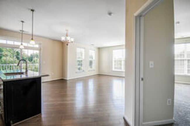 Building Photo - Spacious and Modern 2BR/2BA Condo in Norbeck Crossing