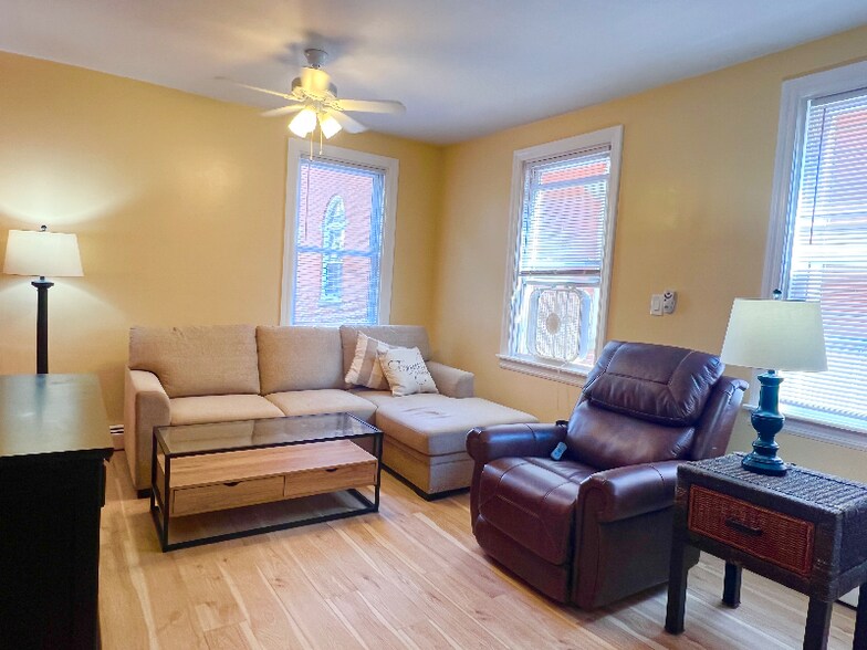 Building Photo - 81-83 America St