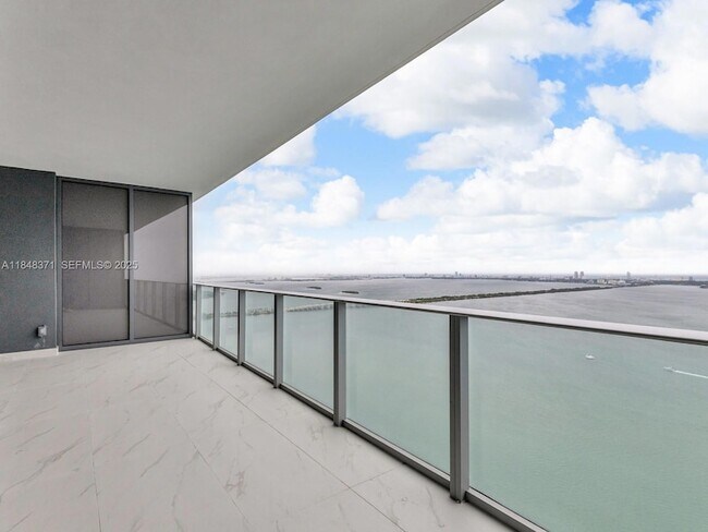 Building Photo - 700 NE 24th St