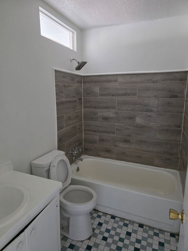 Building Photo - 2 BR j