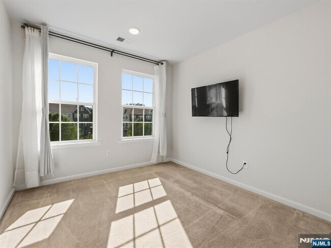 Building Photo - 18 Litchfield Ln